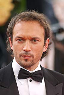 How tall is Vincent Perez?